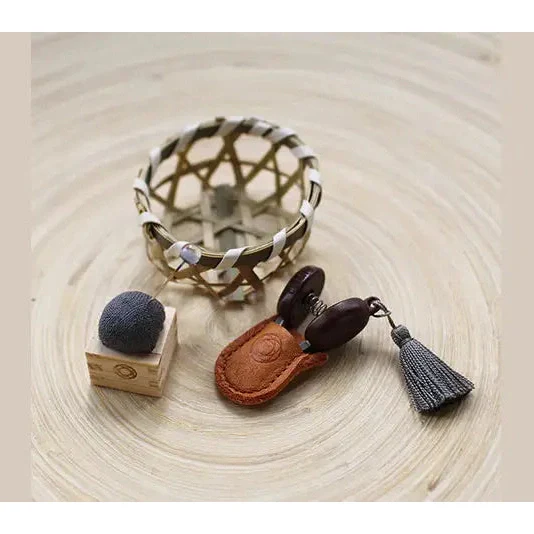 Cohana Seki Mini Scissors and Square Needle Cushion Set - Image 2