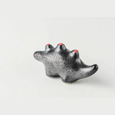 Edokko Stegosaurus Dino Chopstick Rest - Black x Red - Image 4