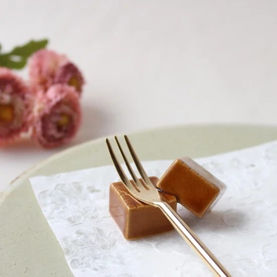 Ihoshiro Caramel Milk Chopstick Rest - Image 2