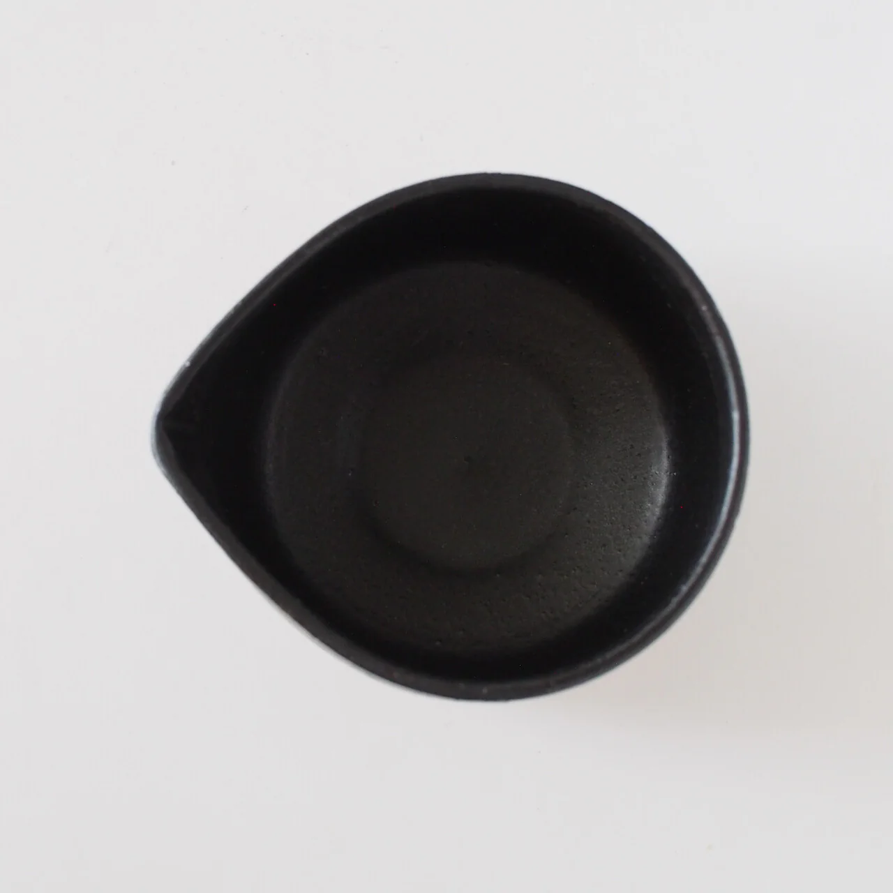 Pure Black Matcha Bowl with Spout - Image 3