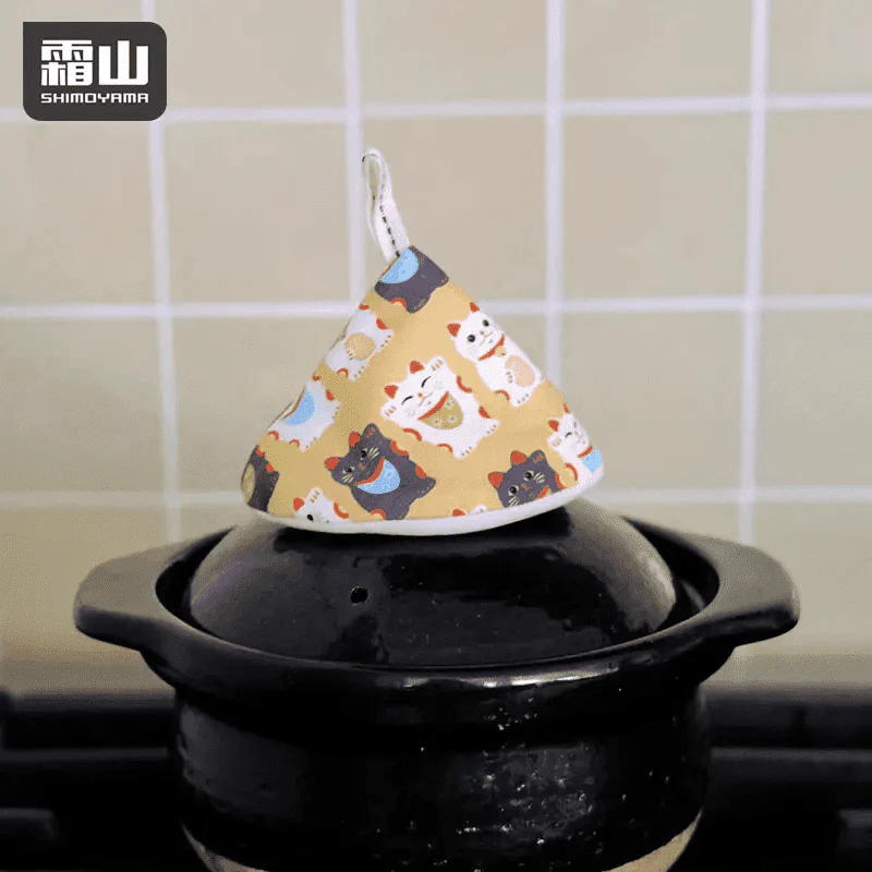 Shimoyama Conical Oven Mitt 16cm - Maneki Cat - Image 4