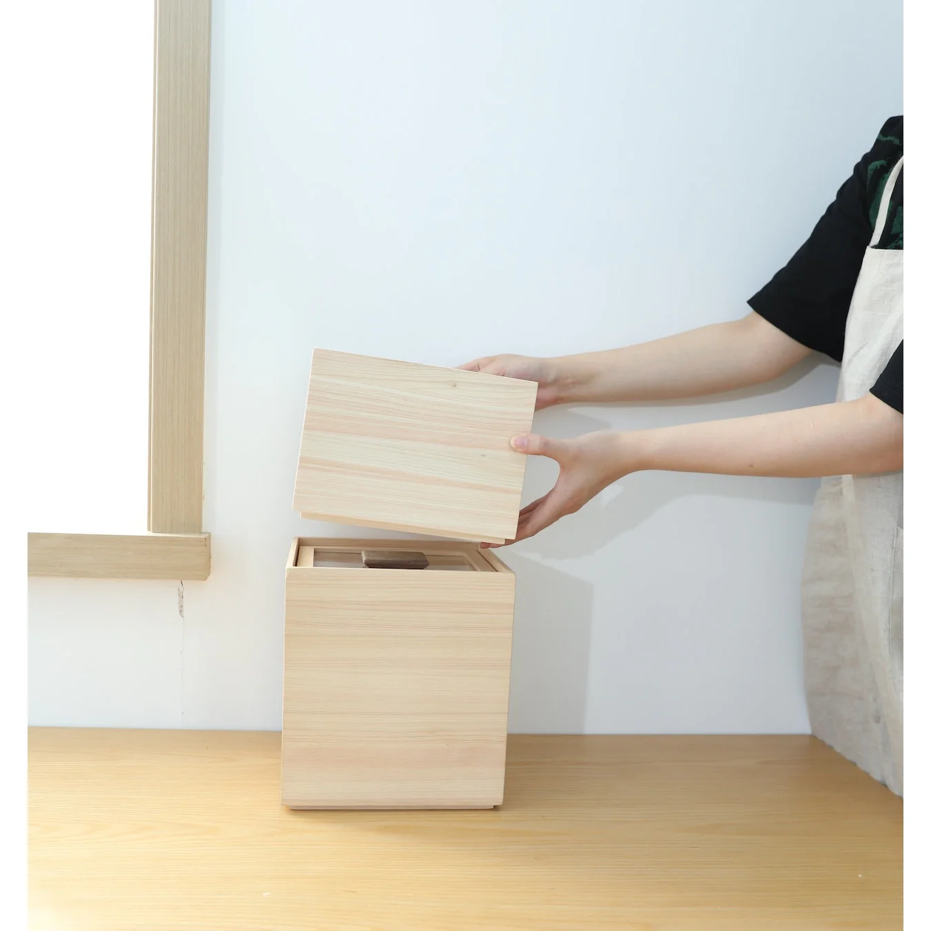 Shimoyama Hinoki Rice Storage Container 3kg - Image 5