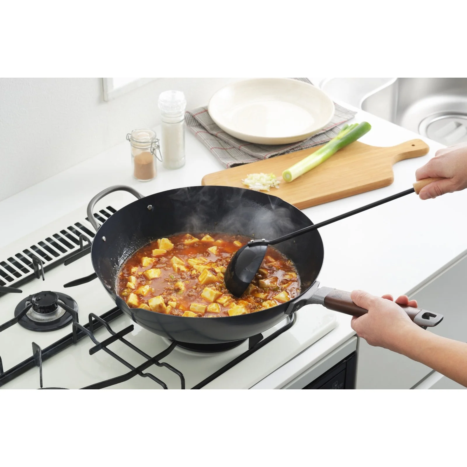 Yoshikawa Nitrided Iron Wok 30cm - Image 3